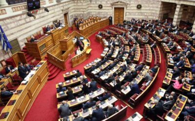 Ανέξοδη κοκορομαχία στη Βουλή μεταξύ κυβέρνησης και αντιπολίτευσης